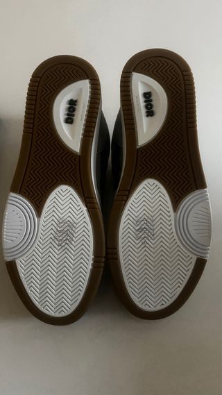 Zapatos Dior grises y blancos