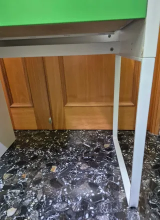 Escritorio blanco con cajón verde