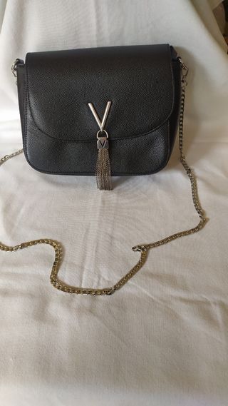 Bolso negro con cadena y detalle V