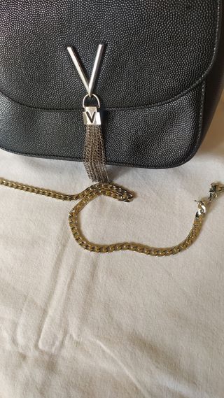 Bolso negro con cadena y detalle V