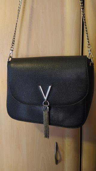 Bolso negro con cadena y detalle V