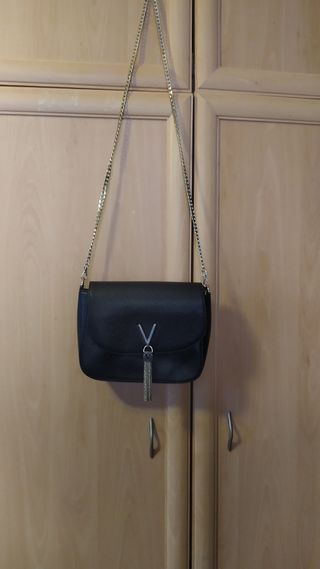 Bolso negro con cadena y detalle V