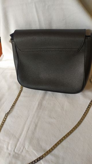 Bolso negro con cadena y detalle V