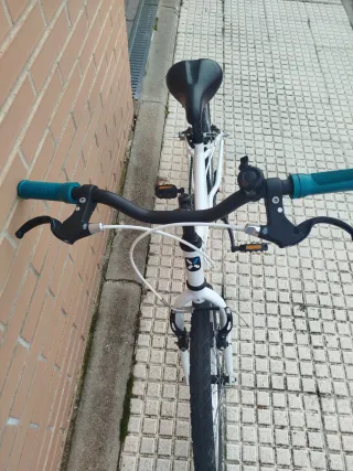 Bicicleta infantil blanca