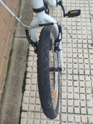 Bicicleta infantil blanca