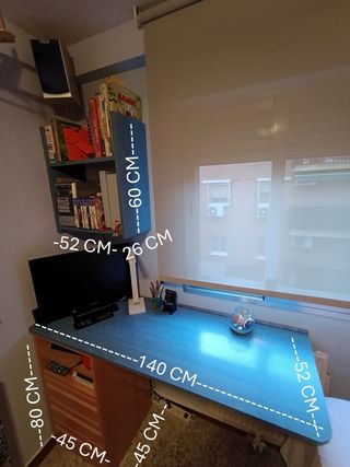 Habitación juvenil con escritorio y canapé