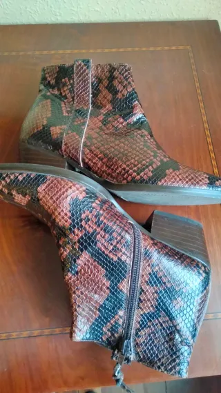 Botines de piel efecto serpiente