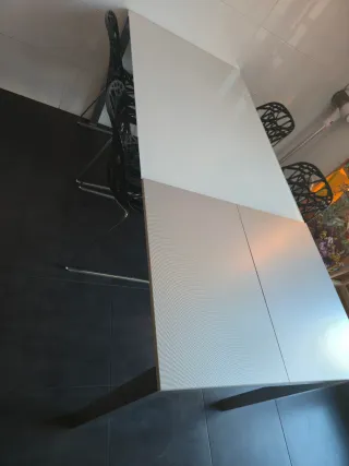 Mesa Comedor Cristal Blanco Extensible y 4 sillas