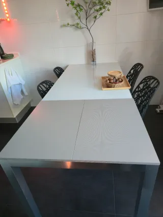 Mesa Comedor Cristal Blanco Extensible y 4 sillas