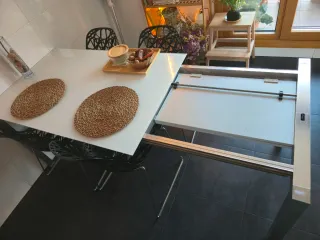 Mesa Comedor Cristal Blanco Extensible y 4 sillas