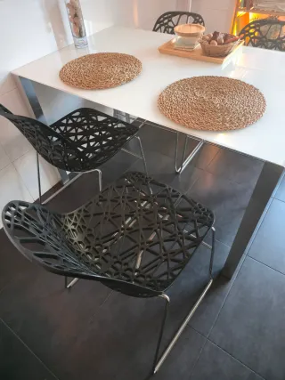 Mesa Comedor Cristal Blanco Extensible y 4 sillas