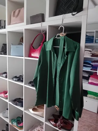 Camisa verde y regalo