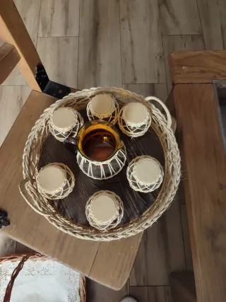 Jarra y vasos vintage ámbar y mimbre