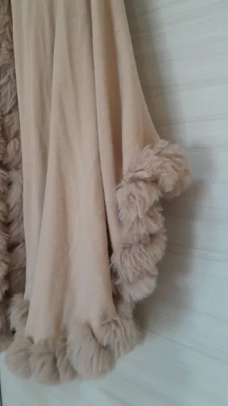 Mantella con pelliccia sintetica beige