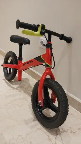 Bici aprendizaje sin pedales Btwin casi nueva.