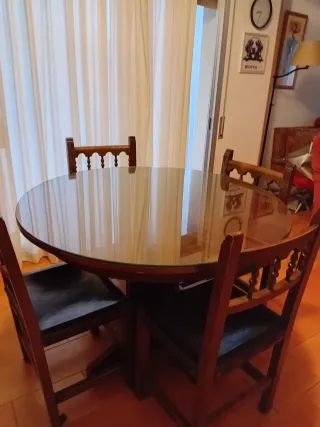 Sillas rústicas de madera y cuero