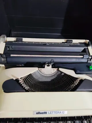 Máquina de escribir Olivetti Lettera 12