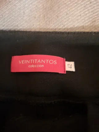 Falda negra plisada con cinturón