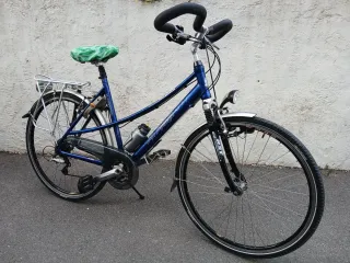 Dos bicicletas deportivas hombre y mujer