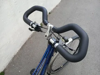 Dos bicicletas deportivas hombre y mujer
