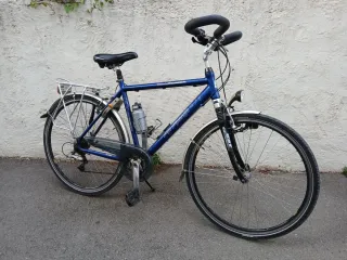 Dos bicicletas deportivas hombre y mujer