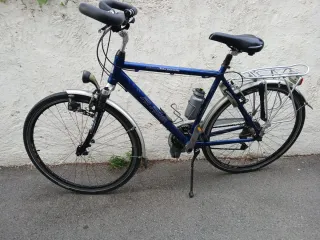 Dos bicicletas deportivas hombre y mujer