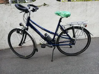 Dos bicicletas deportivas hombre y mujer