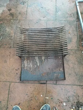 Parrilla de metal con cajón