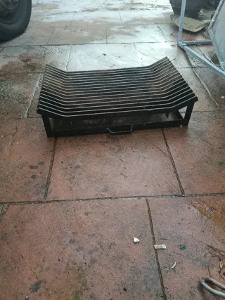 Parrilla de metal con cajón