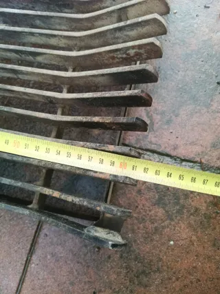 Parrilla de metal con cajón