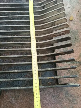 Parrilla de metal con cajón