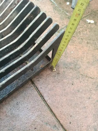 Parrilla de metal con cajón