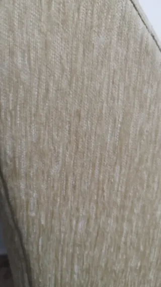 Sillón de tela beige en buen estado.