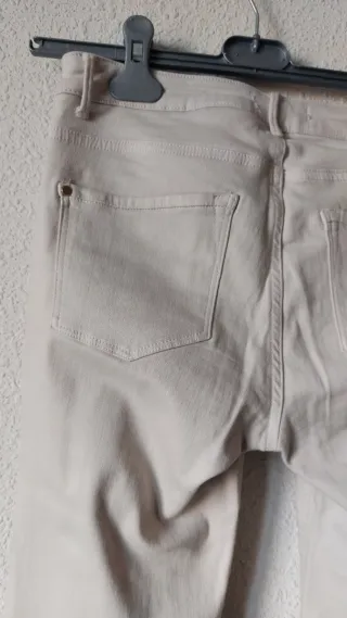 Pantalón vaquero blanco roto