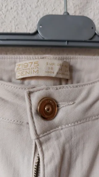 Pantalón vaquero blanco roto