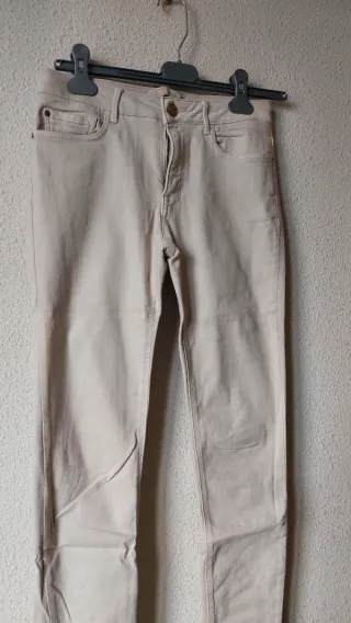 Pantalón vaquero blanco roto