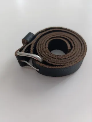 Cinturón de cuero negro.