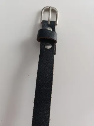 Cinturón de cuero negro.