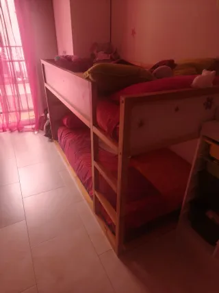 Litera madera y tela blanca