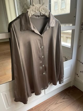 Blusa satinada gris