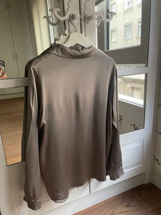 Blusa satinada gris