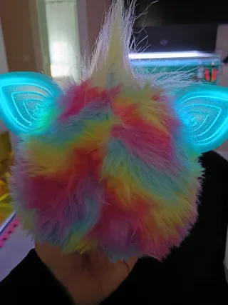 Furby arcoíris con orejas luminosas