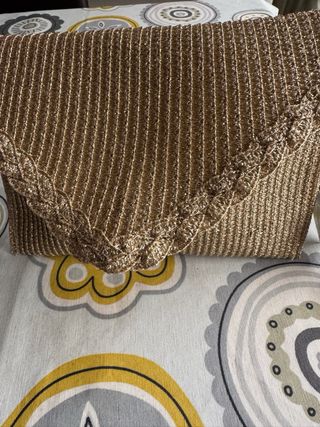 Cartera de mano dorada con asa