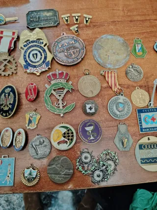 Lote insignias y medallas antiguas variadas