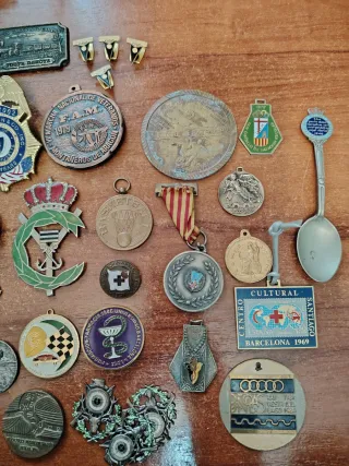 Lote insignias y medallas antiguas variadas