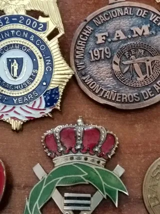 Lote insignias y medallas antiguas variadas