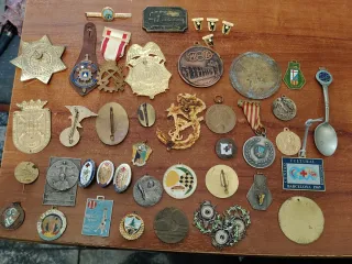 Lote insignias y medallas antiguas variadas