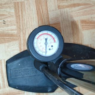 Bomba de pie para inflar ruedas