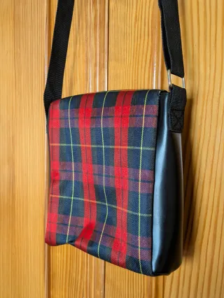 Bolso de tela a cuadros con cadena.