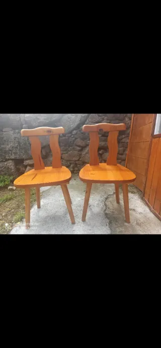 2 Sillas de Madera Natural y Barnizadas.